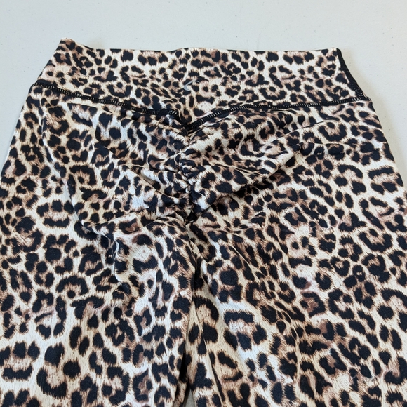 Zyia active wear, Scrunch bottom, Leopard print leggings Size 4 - Picture 2 of 7